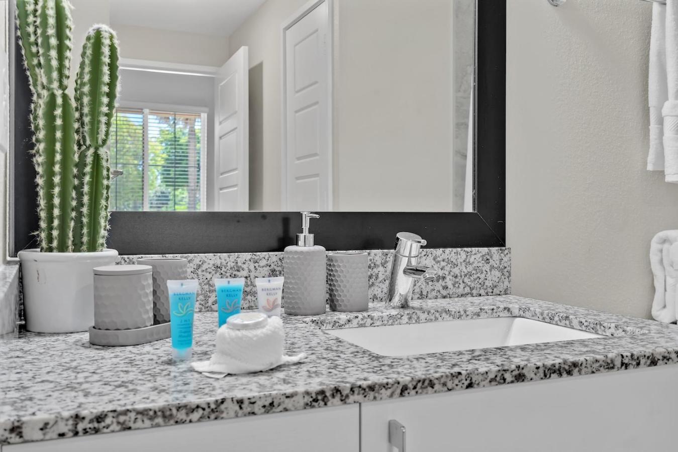 Cozy Retreat 2 Bedroom Hideaway Moments From The Sand Boynton Beach Buitenkant foto